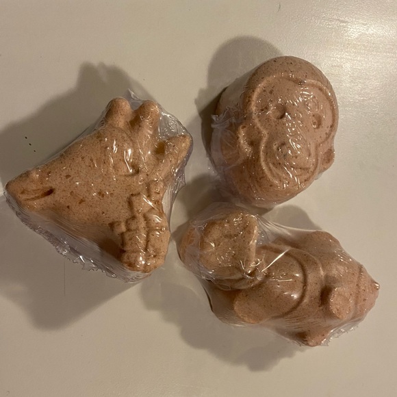 Handcrafted vanilla scented animal shapes set of 8 bath Bombs by Radiant Waves - Picture 3 of 4